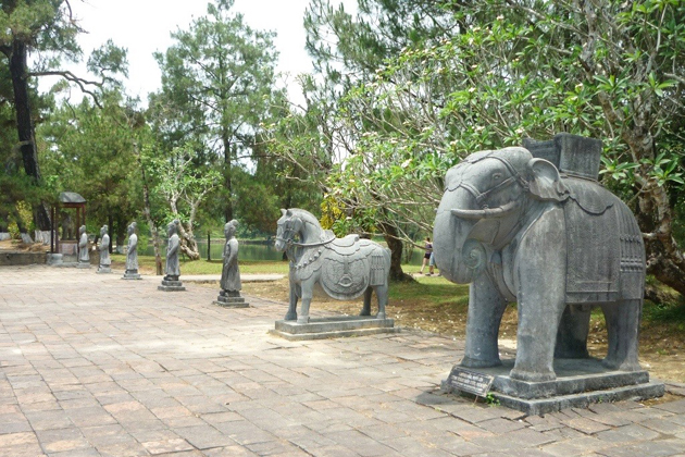 carving-stone-images-of-mandarins-and-war-animals Carving stone images of Mandarins and war animals at emperor minh mang tomb